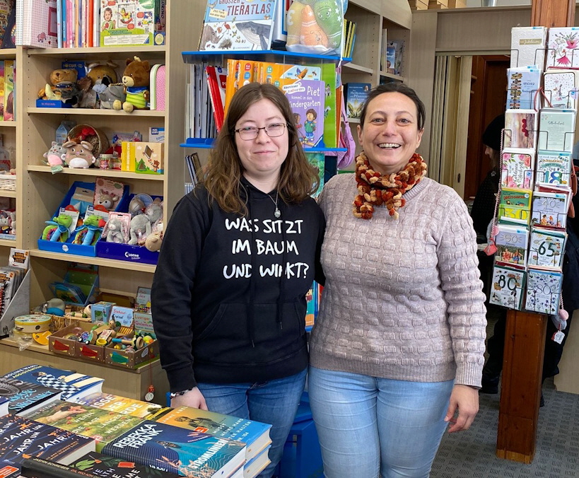 Hanka Lohse, neue Mitarbeiterin seit Januar 2026 (links im Bild) neben Kristin Mielke (rechts)