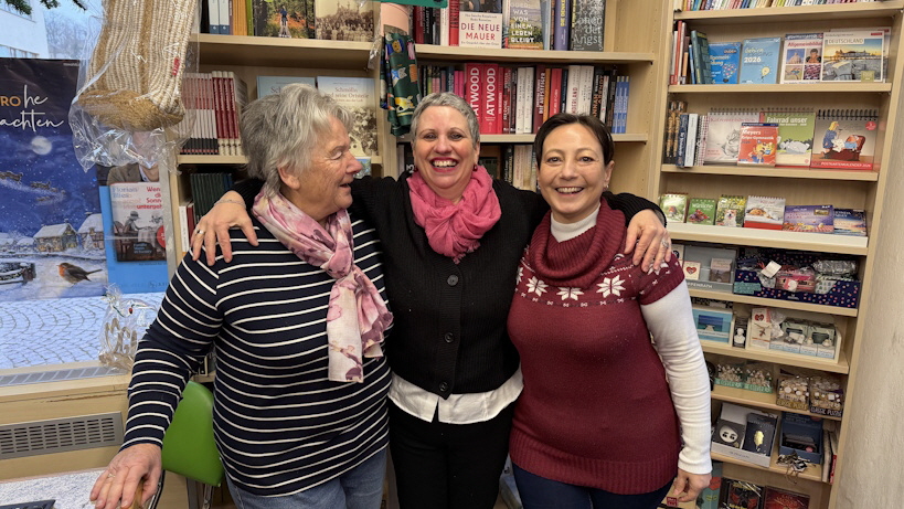 Brigitte Goerke, die Namensgeberin und langjährige Inhaberin der Buchhandlung (links), Jana Franke (Mitte) und die aktuelle Inhaberin, Kristin Mielke (rechts)
